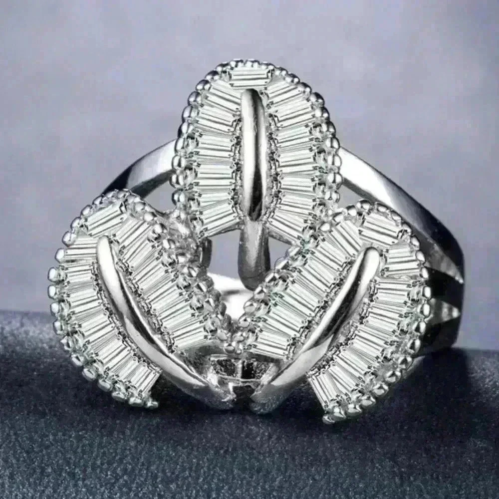 🍁 New Creative Design 3 Leaf Shaped Luxury Ring, GPMB1498